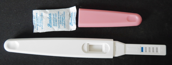 감수성 Hcg 소변 급검증 카세트/ 스트립/ 펜 키트 5~15분 읽기 시간 24개월 유효기간